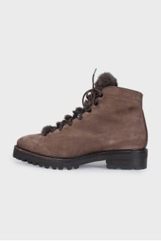 Insulated suede boots with a fur element