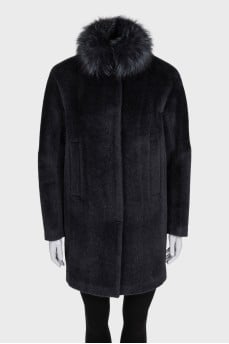 Straight coat with a fur collar