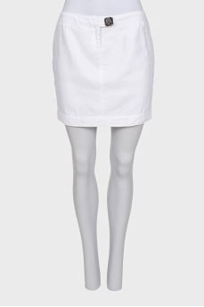White straight-cut mini skirt with a zipper