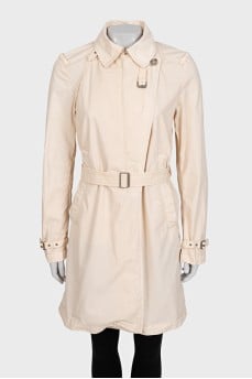Fitted coat with a zipper