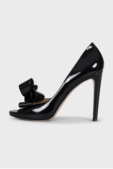 Patent leather shoes with a bow