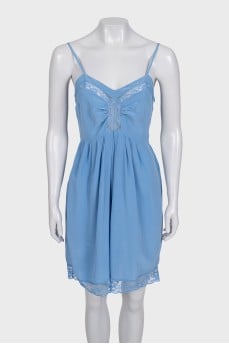 Dress decorated with lace on adjustable straps