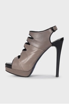 Leather sandals with cutouts