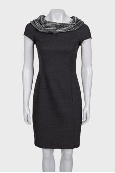 Fitted dress with an accent collar