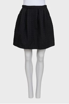 A full mini skirt with a voluminous pattern