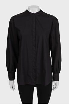 Black loose-fitting shirt
