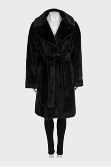 Fitted fur coat with buttons and tag
