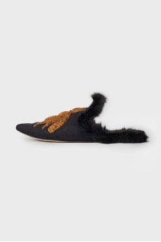 Black point toe sandals with applique