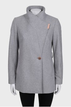 A cropped coat with a fitted cut and a button