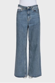 Wide-leg blue jeans with an accent belt