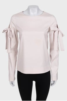 Straight cut blouse decorated with bows