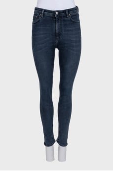 Blue skinny jeans with a mid-rise