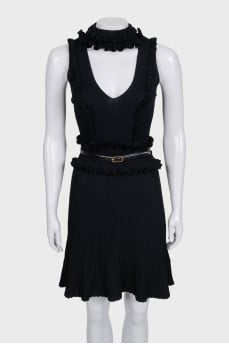A fitted dress decorated with ruffles