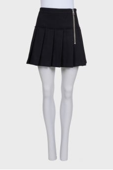Mini skirt with large pleats
