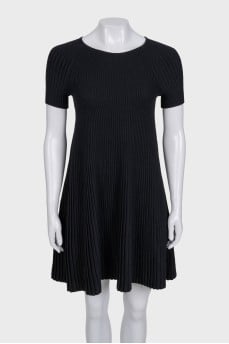 Black ribbed dress with short sleeves