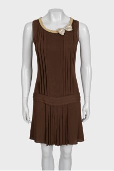 Brown sleeveless dress with decoration