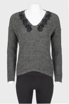 Free cut pullover with applique