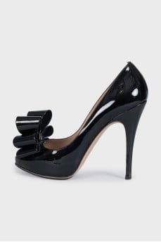 Patent leather high heels with a chunky bow