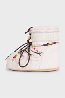 Beige fur boots