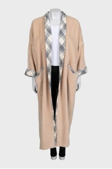 Loose-fitting coat with contrasting trim