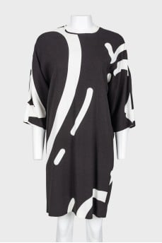 Black and white dress of free cut