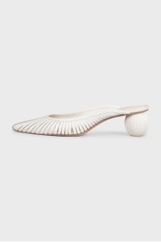 White leather mules with a shaped heel