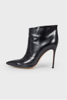 Point toe booties