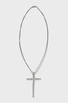 White gold necklace with a decorated pendant