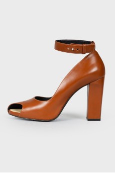 Half-open toes shoes
