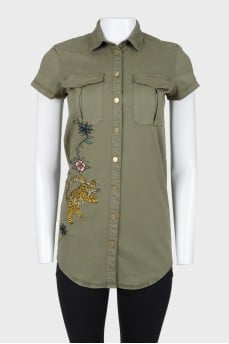 Embroidery and short sleeves shirt, with the tag