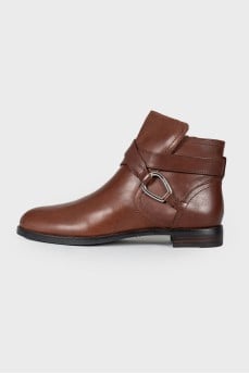 Low-heeled leather boots with tag