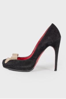 Suede heels with bow at the toecap