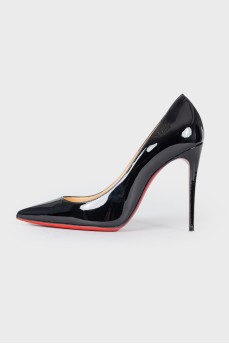 Varnish leather shoes