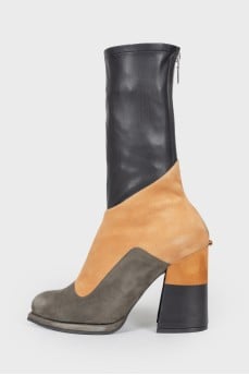 High-heeled boots