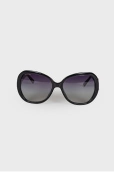 Sunglasses with brand logo