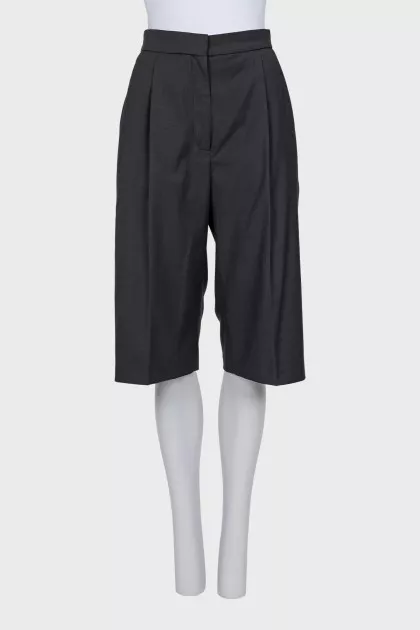 Straight-cut wool shorts with creases