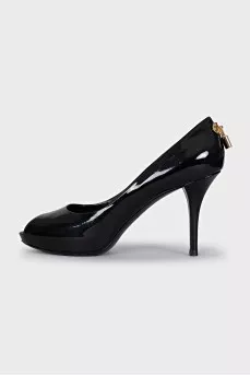 Patent leather black shoes with gold trim