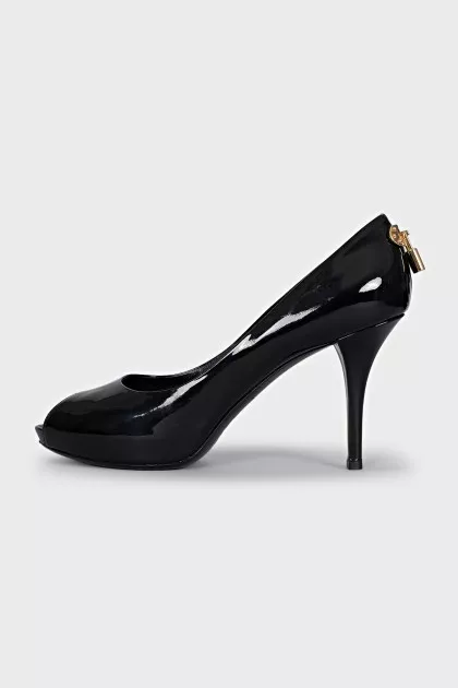 Patent leather black shoes with gold trim