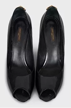 Patent leather black shoes with gold trim