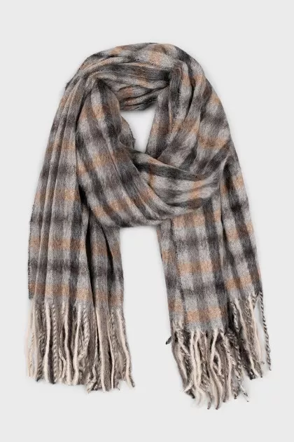 Long pile scarf with a plaid print
