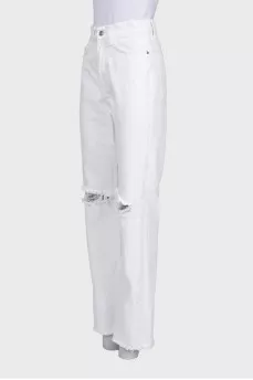 White straight-leg jeans with a ripped effect