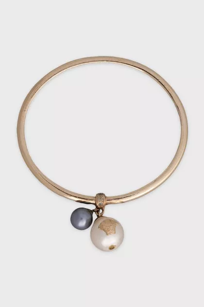 Gold bracelet with asymmetrical pendants