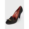 Замшевые туфли с кисточками