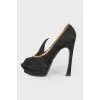 Suede heels with golden chain