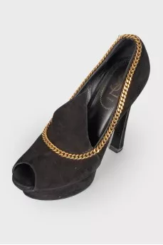 Suede heels with golden chain