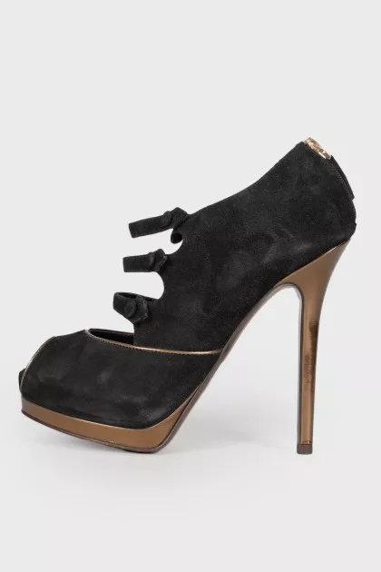 Suede pumps with gold stiletto