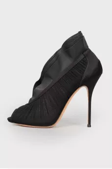Textile shoes with leather frills