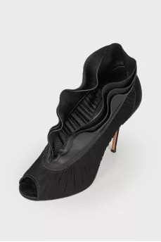 Textile shoes with leather frills