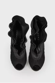 Textile shoes with leather frills