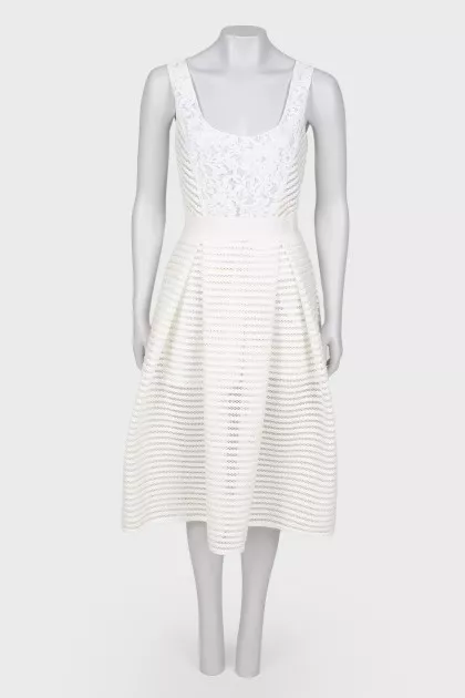 Fitted dress with lace